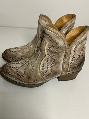 Sterling River taupe embroidered R-Toe bootie 7.5
